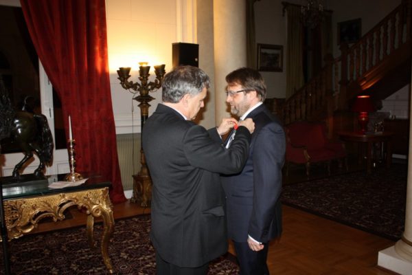 Remise de la Légion d’Honneur à M. Florin Turcanu, titulaire de la Chaire de Bucarest